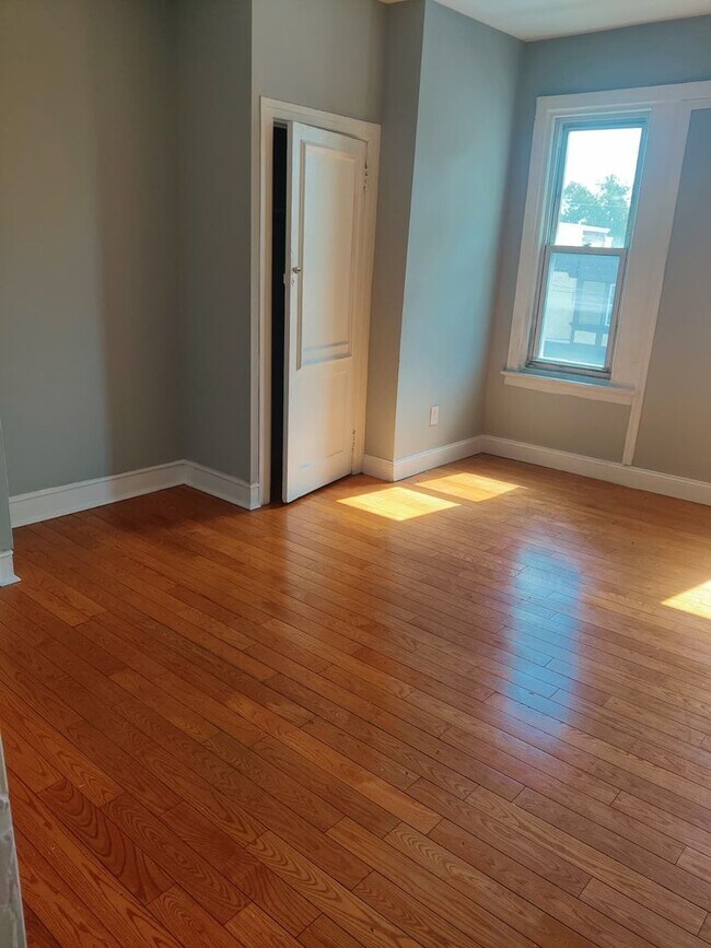 Building Photo - 403 E Rockland St