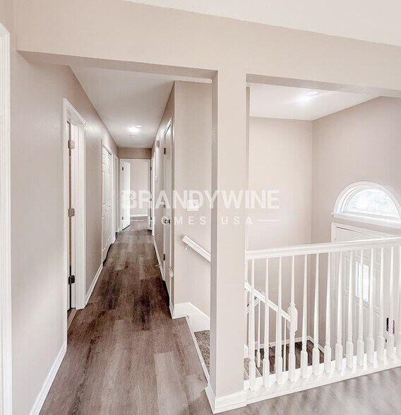 Building Photo - 918 SE Kingscross Rd