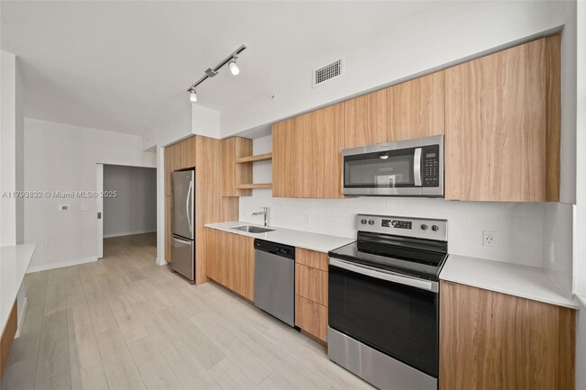 Building Photo - 555 NE 8th St