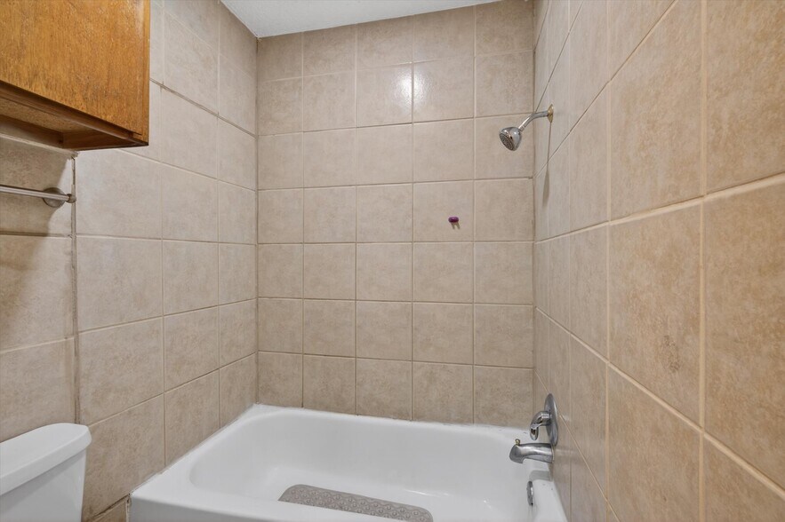 Building Photo - 305 Cambridge Dr