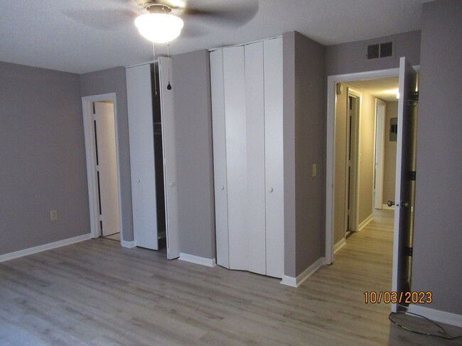 Building Photo - Willow Run- 2 bedroom/2 bath downstairs Ap...