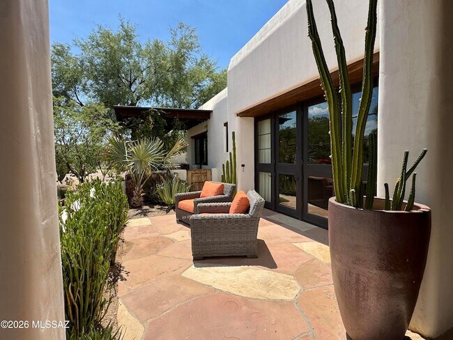 Building Photo - 660 W Golf View Dr