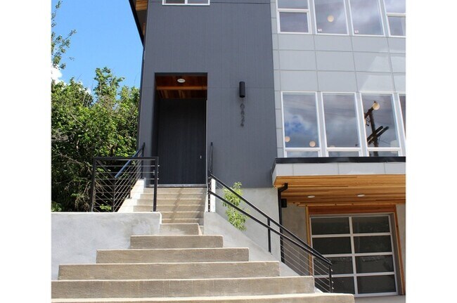 Building Photo - 6824 N Catlin Ave