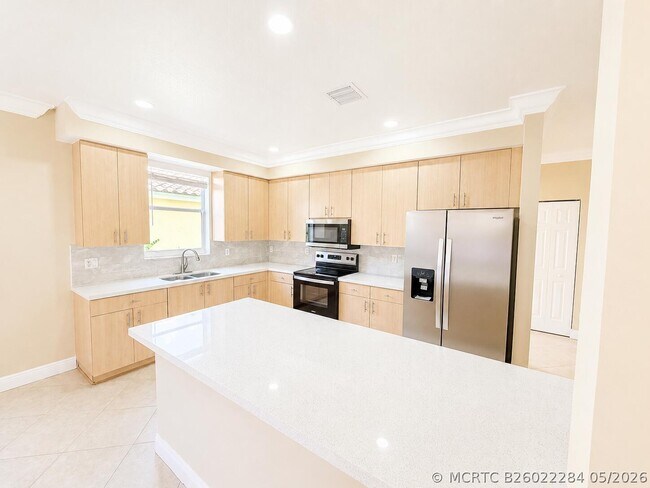 Building Photo - 740 SW 191st Ave
