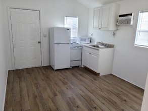 Building Photo - 303 Churchill Ct