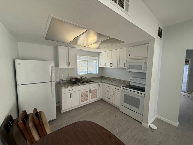 Building Photo - 1040 La Gonda Wy