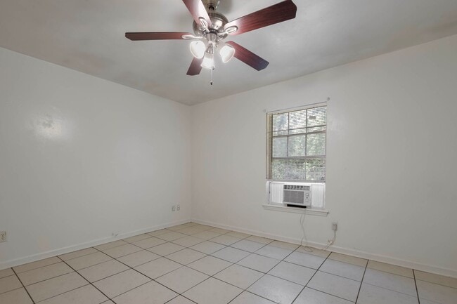 Building Photo - 4 bed 2 bath house, Walk to Stadium!! Available July 2026