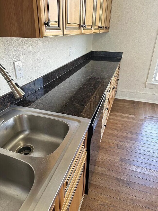 Building Photo - 404 S Marion St