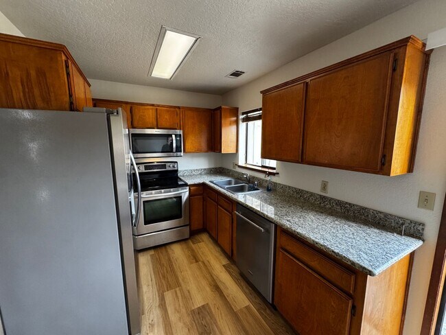 Building Photo - Charming 3 Bedroom 2 Bath home located in Humboldt Hill!