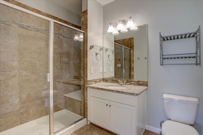 Building Photo - 2nd Floor, 2 bed, 2bath, Community Pool!