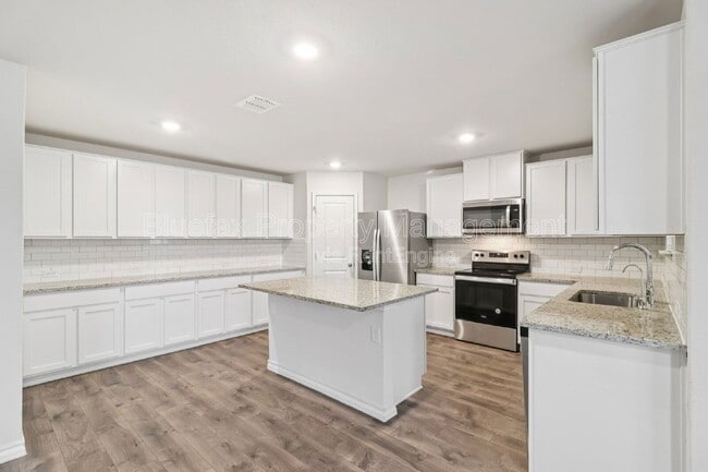 Building Photo - 11319 War Emblem