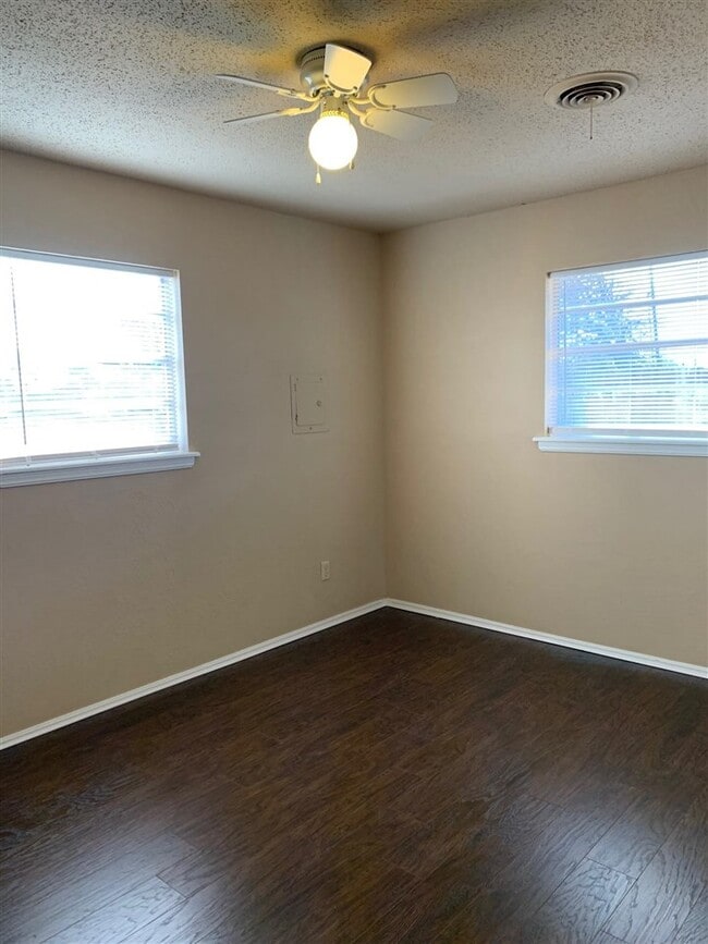 Building Photo - 1001 SE Alta Ln