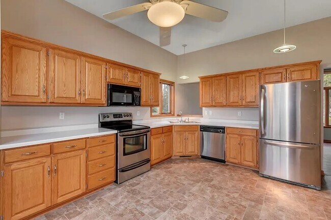 Building Photo - 813 8th St N