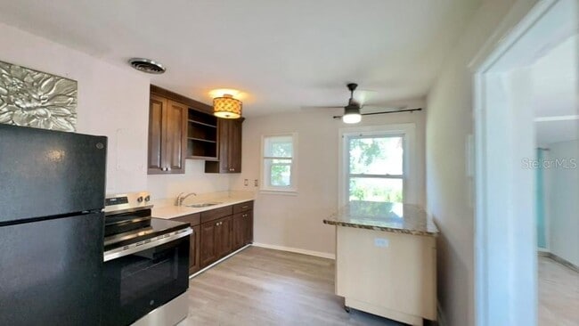 Building Photo - 332 Buena Vista Dr S