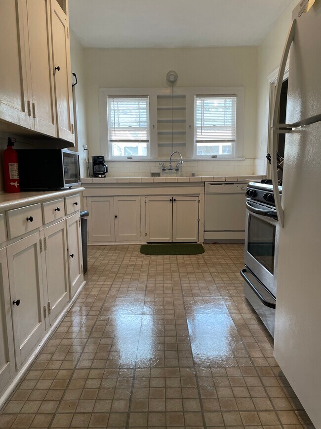 Kitchen - 849 N Sycamore Ave