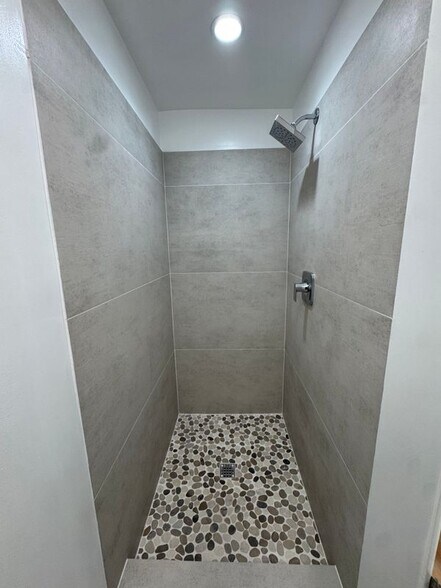 Building Photo - 8550 Holloway Dr