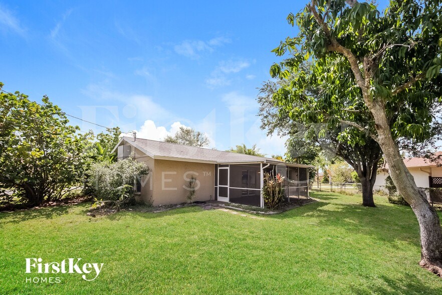 Building Photo - 727 SE 9th Pl