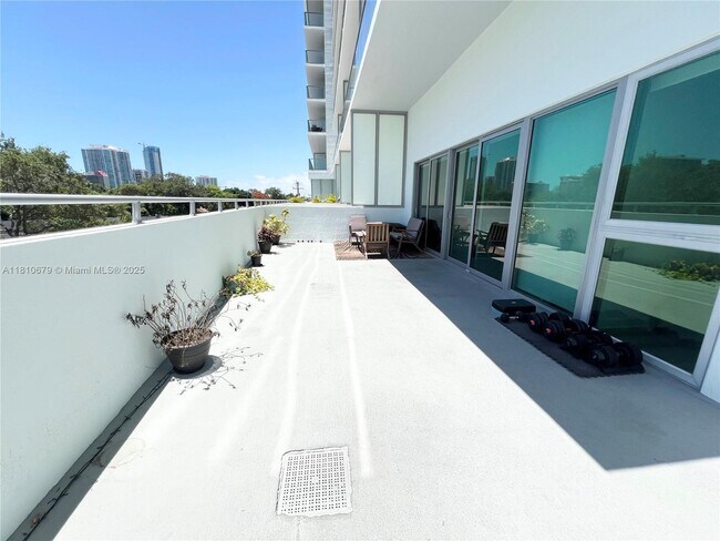 Building Photo - 1600 SW 1st Ave