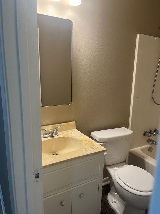 Building Photo - Spacious 4 bedroom 1.5 bath house