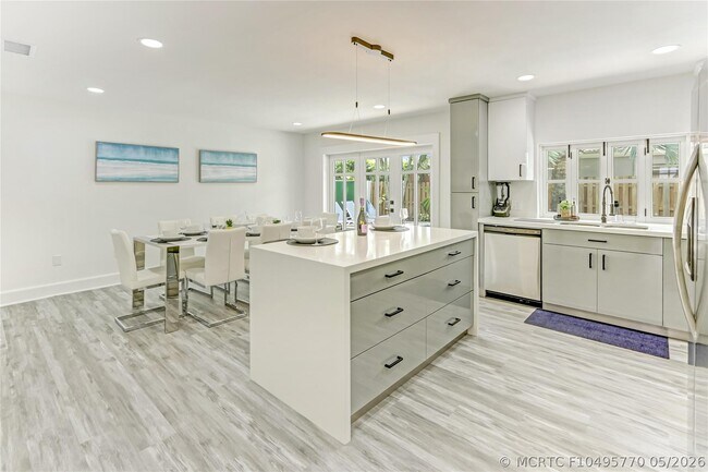 Building Photo - 16643 Redwood Way