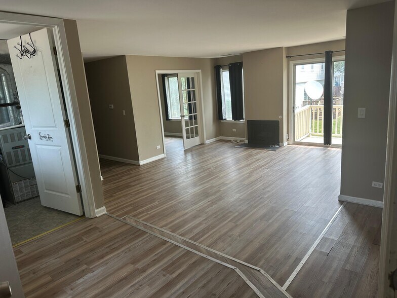 Building Photo - 320 Springlake Ln