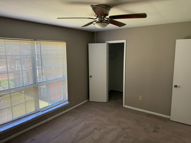 Building Photo - One Bedroom One Bath