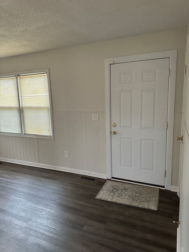 Building Photo - Pet Friendly Home in Vine Grove!