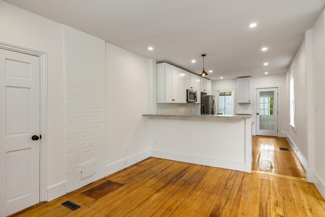 Building Photo - 26 Cabot St