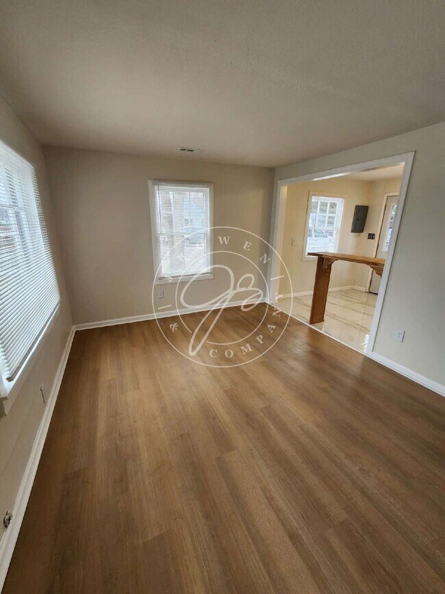 Building Photo - "Charming 2-Bedroom Retreat on Birkdale Road with Cozy 700 sq ft Layout in Toledo!"