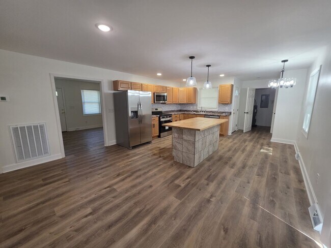 Building Photo - Renovated 3-Bed/2-Bath Home with Carport & Fenced Yard – Near Fort Campbell!