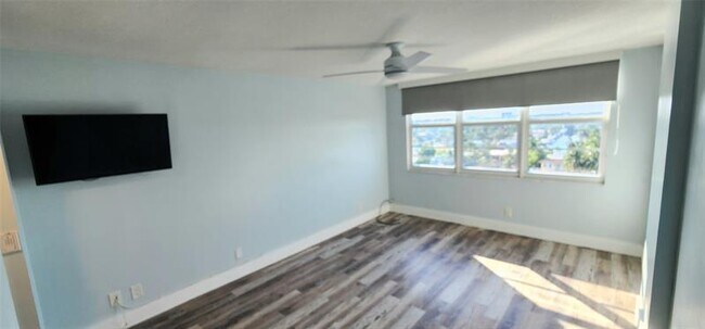 Building Photo - 299 N Riverside Dr