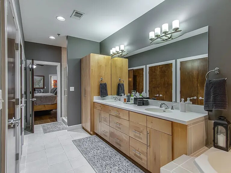 Building Photo - 117 30th Ave N