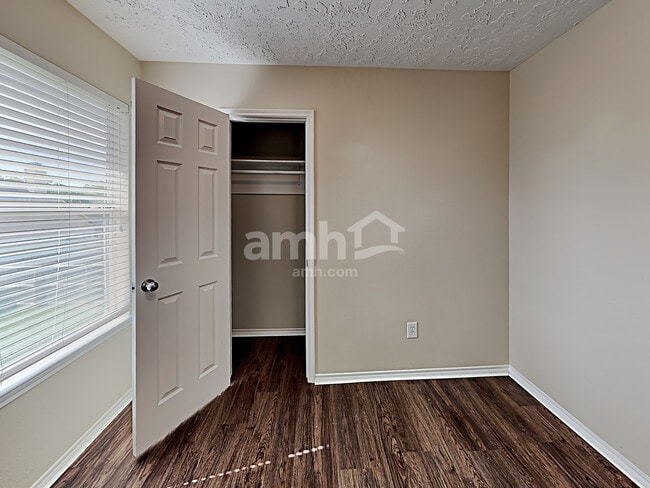 Building Photo - 18401 Sunrise Oaks Ct