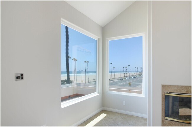 Building Photo - Oceanfront Penthouse in Huntington Beach!!