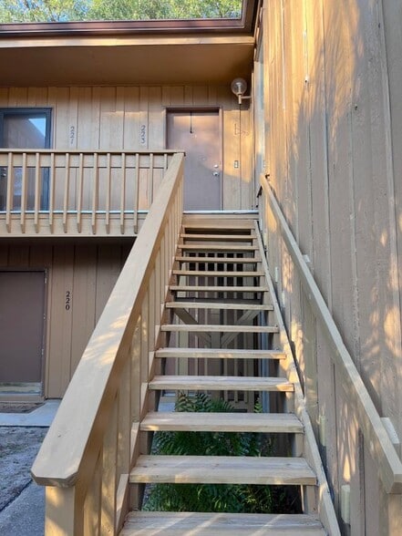 Building Photo - 223 Crown Oaks Way