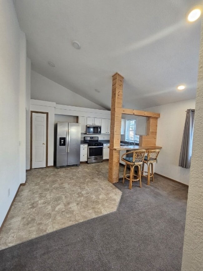Building Photo - Charming 2 Bedroom Home with Fenced Yard – Dog Friendly!