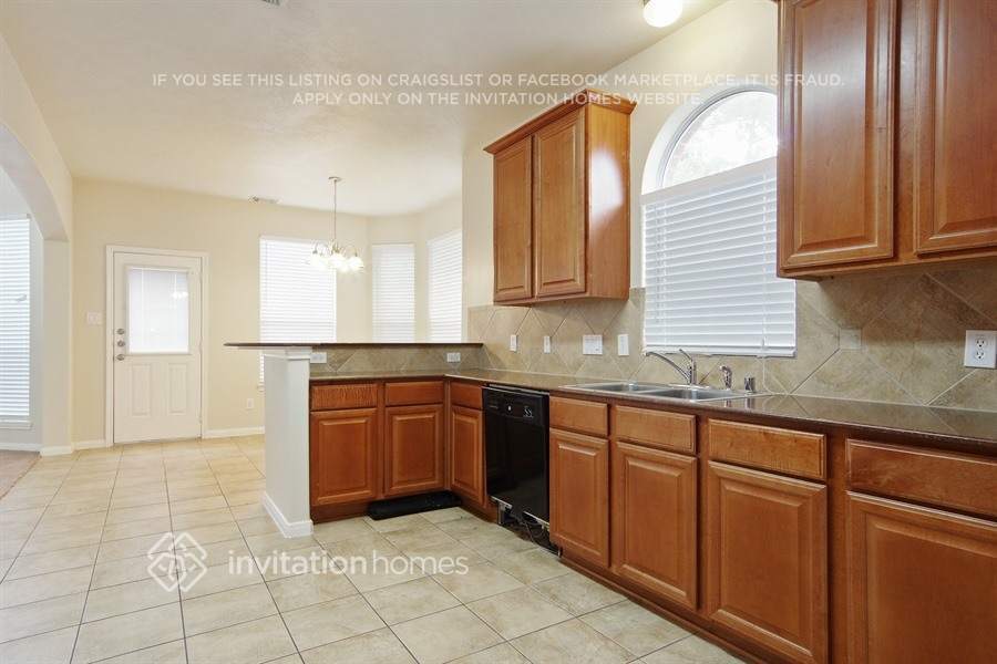 Building Photo - 8922 Sailing Dr
