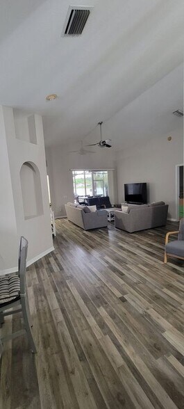 Building Photo - 8649 Manassas Rd