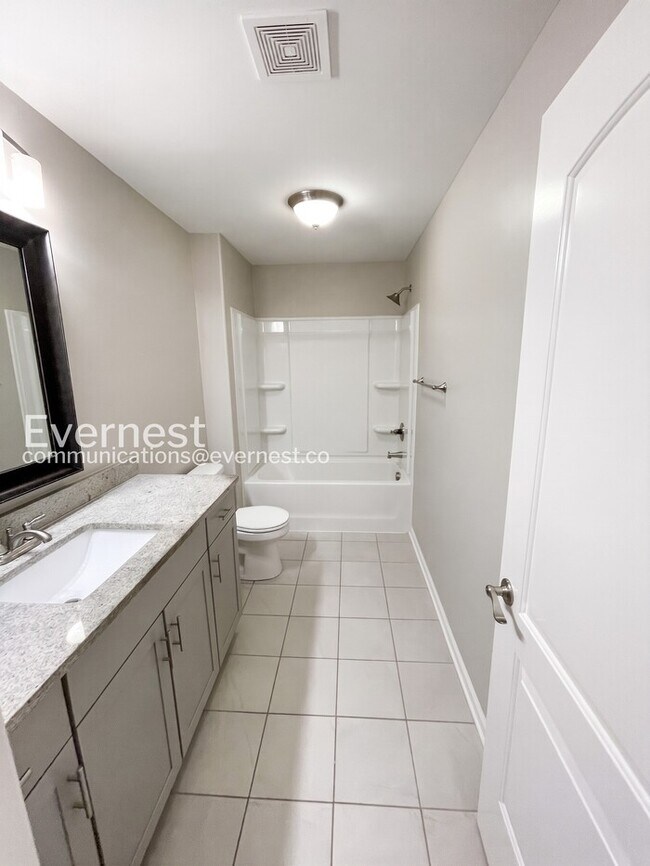Building Photo - Charming Modern Home / 5 beds 3.5 baths / Garage attached / Fenced-Yard / Available now!