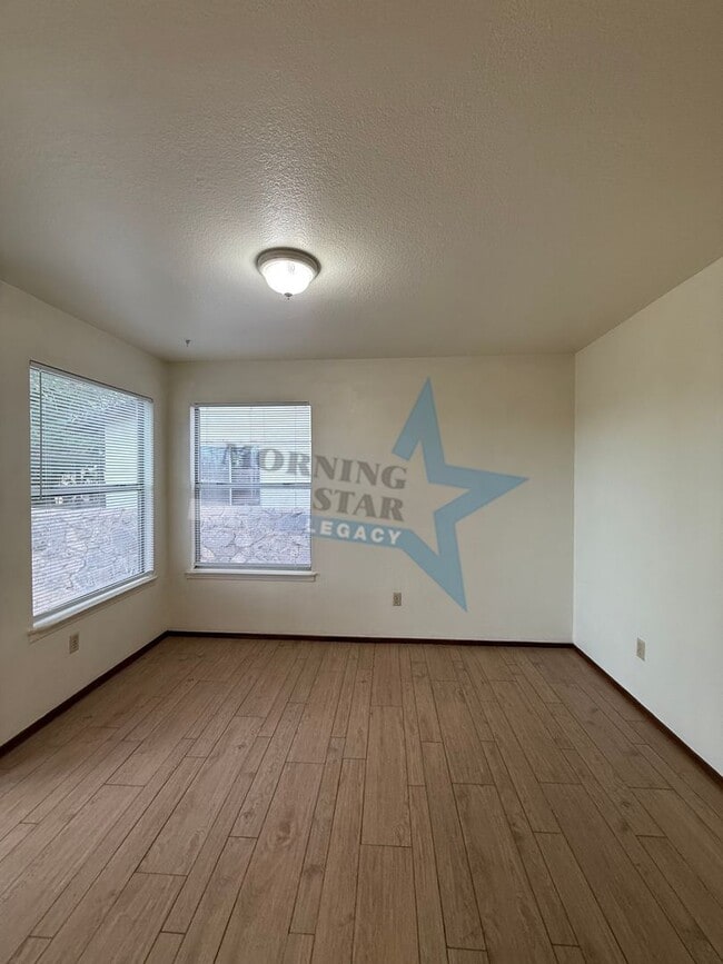 Building Photo - 2 bed townhouse w/garage and enclosed yard!