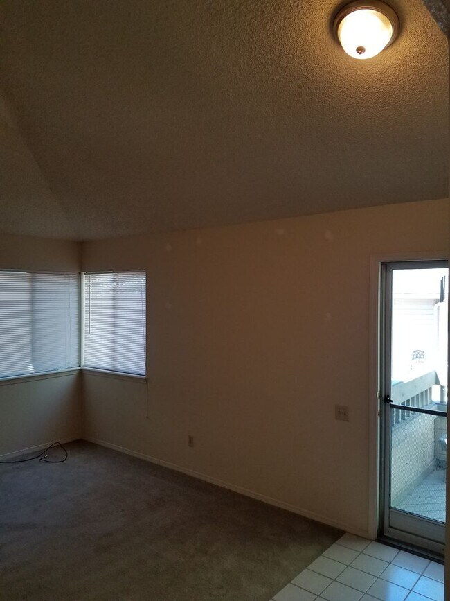 Building Photo - Valley Hi one level living