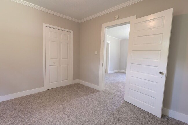 Building Photo - Recently Updated and Move-In Ready!