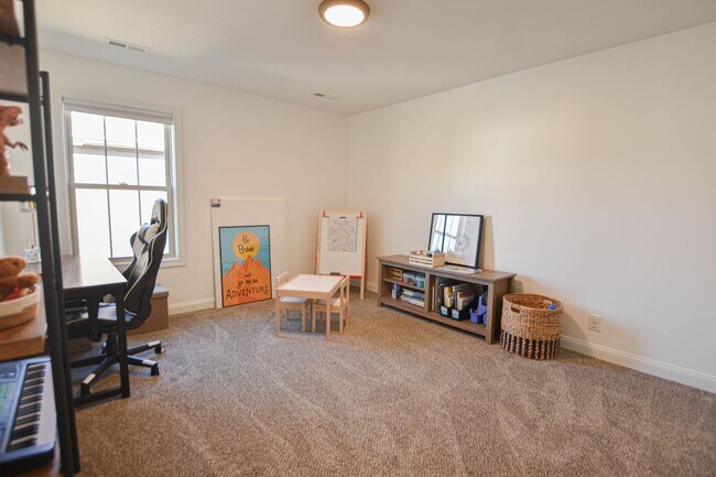 Building Photo - Pet Friendly Three Bedroom!