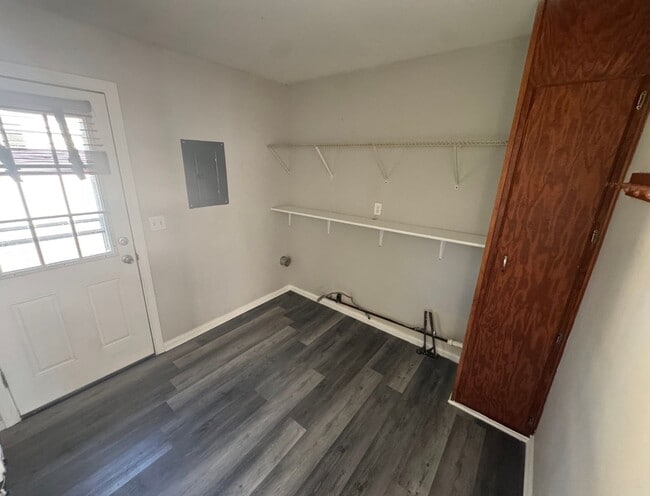Building Photo - Roseville Three bedroom is a must see!!