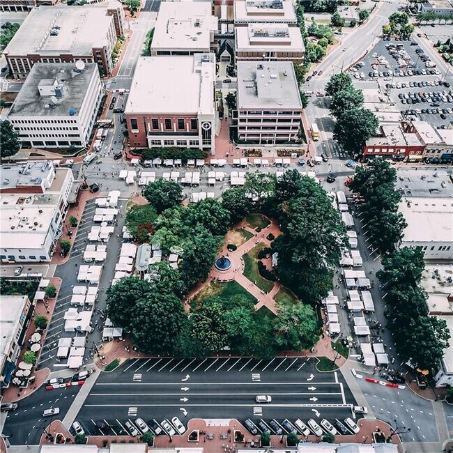 Building Photo - 1808 Augusta Dr
