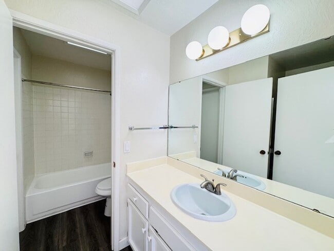 Building Photo - 2 BR 1.5 BA townhome in Walnut Creek-move-in ready!