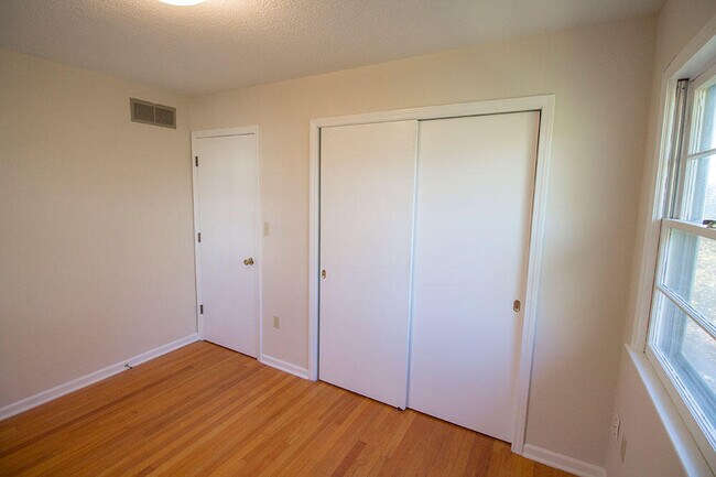 Building Photo - 1207 White Oak Ln