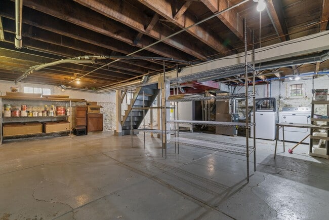 Building Photo - Gardener's Dream! 3-Bedroom, 1.5-Bath Home, Steps away from Tower Grove Park