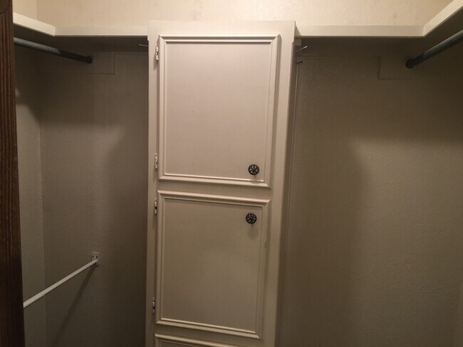 Building Photo - 9807 Memphis Ave