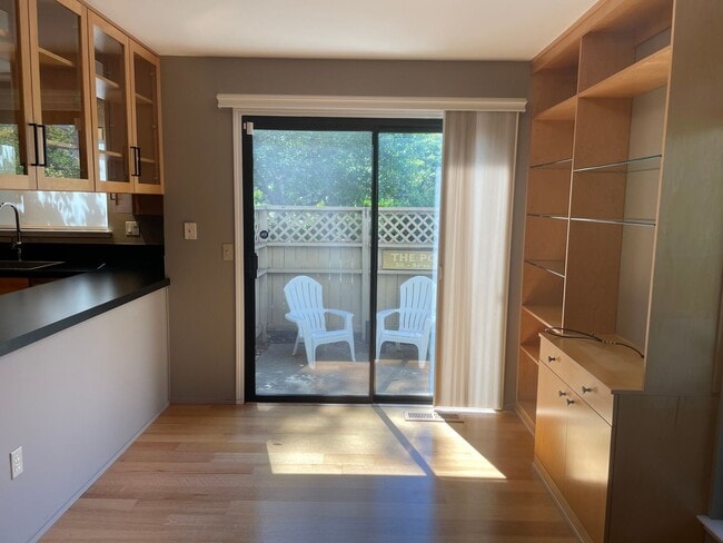 Building Photo - Beautiful End Unit Condo in Bennett Valley!
